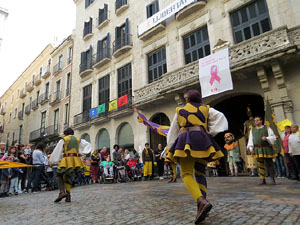 Fires de Sant Narcís 2018. Toc de rams. Canvi dels rams de flors de les gegantes de Girona. Els banderers
