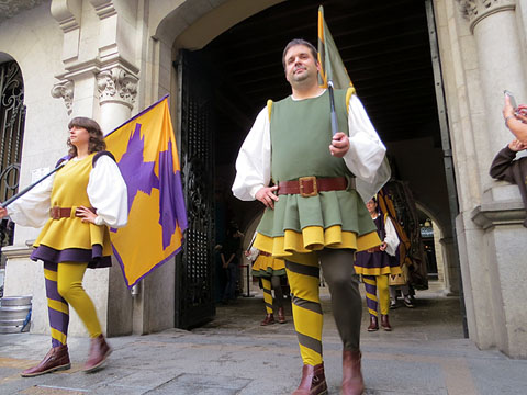 Sortida de l'Esquivamosques i la tabalera entre els banderers a la porta de l'Ajuntament