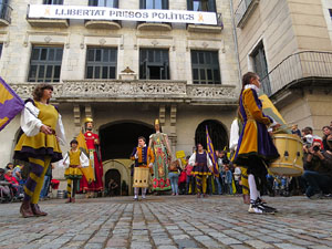 Fires de Sant Narc&iacute;s 2018. Toc de rams. Canvi dels rams de flors de les gegantes de Girona