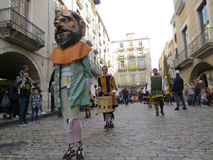Fires de Sant Narc&iacute;s 2018. Toc de rams. Canvi dels rams de flors de les gegantes de Girona