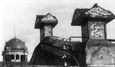 L'escorxador i la c&uacute;pula de l'edifici de Correus. Carrer Berenguer Carnisser. 1985