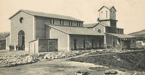 Vista general de l�edifici de l�escorxador municipal, a l�avinguda de Ramon Folch. Al fons a la dreta, la muntanya de Montju&iuml;c i el pont del Ferrocarril. 1905-1911