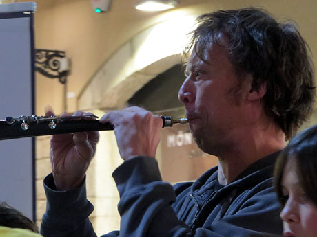 Concentració sota el lema '21 raons' en suport als encausats pels talls de les vies del TAV que es van fer a l'aniversari de l'1-O