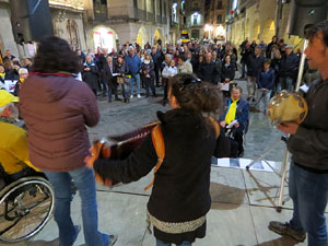 Arribada de Jordi Puig a la pla&ccedil;a del Vi. Rodant fins la Rep&uacute;blica