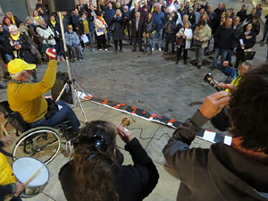 Arribada de Jordi Puig a la pla&ccedil;a del Vi. Rodant fins la Rep&uacute;blica