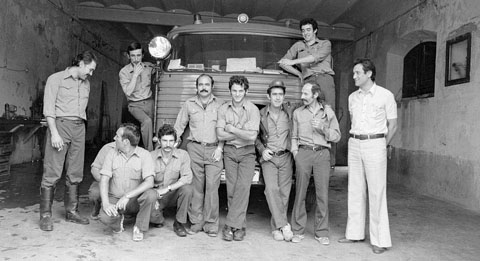 Retrat d'un grup de bombers al parc de bombers de l'Avinguda Ramon Folch. 1980