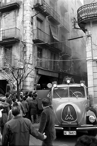 Bombers participant en les tasques d'extinció d'un incendi a la Ferreteria Puig, al carrer Abeuradors. 30 de desembre de 1971