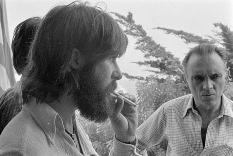 Promotors de l'exposició d'homenatge a Carles Rahola a l'exterior de la Societat l'Amistat. Cadaqués. 14 d'agost 1976