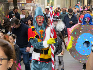Carnestoltes 2019 a Girona. Disfresses i cercavila pels carrers del Barri Vell