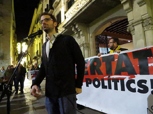 Concentraci&oacute; a la pla&ccedil;a del Vi per la llibertat dels presos pol&iacute;tics, amb Miquel Riera, director adjunt de El Punt Avui