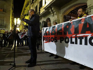 Concentraci&oacute; a la pla&ccedil;a del Vi per la llibertat dels presos pol&iacute;tics, amb Miquel Riera, director adjunt de El Punt Avui