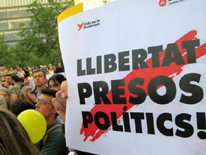 Concentraci&oacute; contra el 155 davant la subdelegaci&oacute; dels govern espanyol a la Gran Via de Jaume I