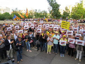 Concentraci&oacute; contra el 155 davant la subdelegaci&oacute; dels govern espanyol a la Gran Via de Jaume I