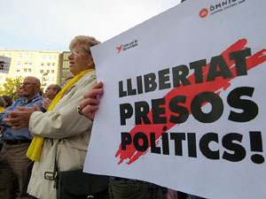 Concentraci&oacute; contra el 155 davant la subdelegaci&oacute; dels govern espanyol a la Gran Via de Jaume I