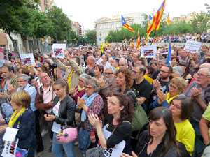 Concentraci&oacute; contra el 155 davant la subdelegaci&oacute; dels govern espanyol a la Gran Via de Jaume I