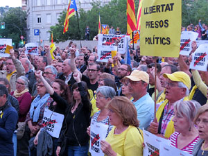 Concentraci&oacute; contra el 155 davant la subdelegaci&oacute; dels govern espanyol a la Gran Via de Jaume I