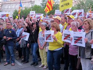 Concentraci&oacute; contra el 155 davant la subdelegaci&oacute; dels govern espanyol a la Gran Via de Jaume I