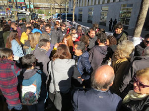 Concentraci&oacute; sota el lema '21 raons' en suport als encausats pels talls de les vies del TAV que es van fer a l'aniversari de l'1-O, a la pla&ccedil;a del Vi