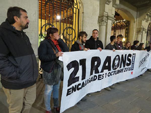 Concentraci&oacute; sota el lema '21 raons' en suport als encausats pels talls de les vies del TAV que es van fer a l'aniversari de l'1-O, a la pla&ccedil;a del Vi
