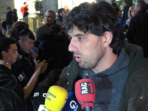 Concentraci&oacute; sota el lema '21 raons' en suport als encausats pels talls de les vies del TAV que es van fer a l'aniversari de l'1-O, a la pla&ccedil;a del Vi