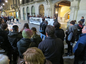 Concentraci&oacute; sota el lema '21 raons' en suport als encausats pels talls de les vies del TAV que es van fer a l'aniversari de l'1-O, a la pla&ccedil;a del Vi
