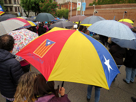 Concentració contra l'exclusió de Carles Puigdemont, Toni Comín  Clara Ponsatí a les eleccions Europees davant la delegació del Gobierno a Girona