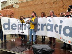 Concentraci&oacute; contra l'exclusi&oacute; de Carles Puigdemont, Toni Com&iacute; i  Clara Ponsat&iacute; a les eleccions Europees