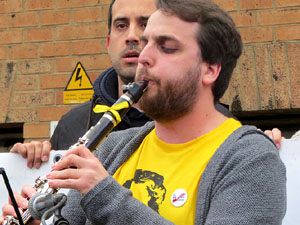 Concentraci&oacute; contra l'exclusi&oacute; de Carles Puigdemont, Toni Com&iacute; i  Clara Ponsat&iacute; a les eleccions Europees
