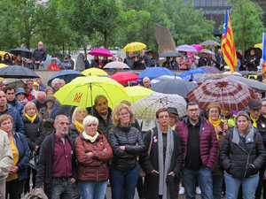 Concentraci&oacute; contra l'exclusi&oacute; de Carles Puigdemont, Toni Com&iacute; i  Clara Ponsat&iacute; a les eleccions Europees
