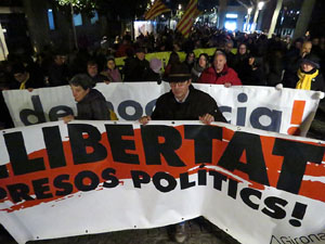 Manifestaci&oacute; per la detenci&oacute; del alcaldes de Verges i Celr&agrave;, Ignasi Sabater i Daniel Cornell&agrave;, i catorze persones m&eacute;s