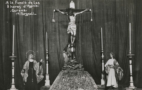La funci&oacute; de les Tres hores d'Agonia a l'esgl&eacute;sia de Sant Feliu, amb l'altar cobert. 1911-1936
