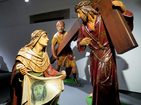 La Verònica neteja el rostre de Jesús. Talla de Fusta de Josep M. Camps i Arnau, Barcelona. Confraria de la Santa Faç, Girona