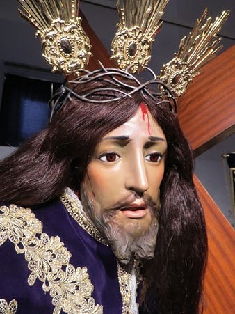 Jesús portant la Creu. Detall. Imatge de guix policromada i vestida. Llagostera