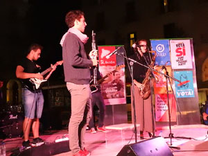 Inici de la campanya pel S&Iacute; al refer&egrave;ndum a la pla&ccedil;a de la Independ&egrave;ncia