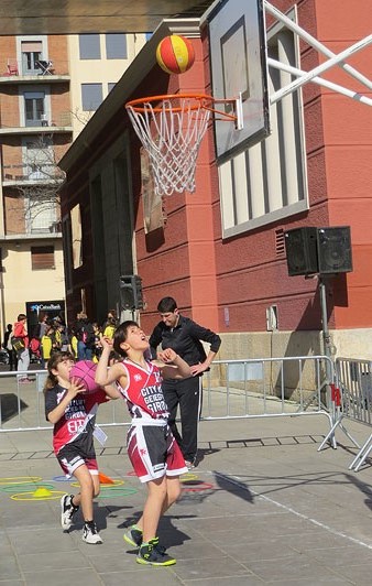 Basquet a la plaça Calvet i Rubalcaba