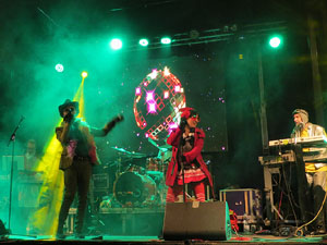 Nadal 2018 a Girona. Campanades de Cap d'Any a la Catedral de Girona i actuaci&oacute; de Loca Histeria