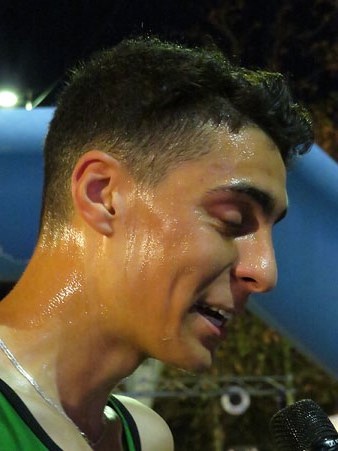 Annas Mahboub, vencedor absolut de la cursa amb un temps de 13:17, a la seva arribada a la meta