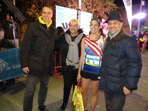 La vencedora en categoria femenina, Marina Guerrero, amb els regidors Josep Pujols i Joan Alcal&aacute;, i  Llu&iuml;sa Ferrer, presidenta de la Fundaci&oacute; Oncolliga