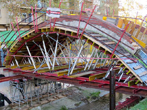 Procés de reconstrucció del pont del Dimoni de Santa Eugènia de Ter
