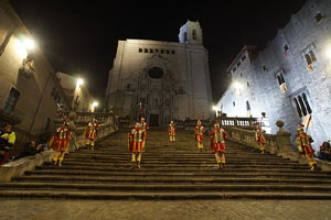 Setmana Santa 2019 a Girona. Sortida dels Manaies per lliurar el Penó