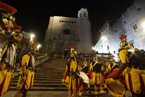 Setmana Santa 2019 a Girona. Sortida dels Manaies per lliurar el Penó