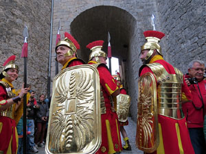 Setmana Santa 2019 a Girona. Sortida dels Manaies per lliurar el Penó
