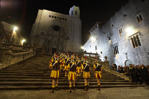 Setmana Santa 2019 a Girona. Sortida dels Manaies per lliurar el Pen&oacute;