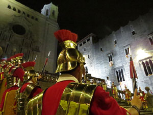Setmana Santa 2019 a Girona. Sortida dels Manaies per lliurar el Pen&oacute;