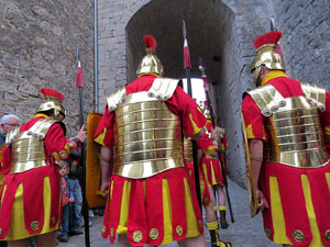 Setmana Santa 2019 a Girona. Sortida dels Manaies per lliurar el Penó