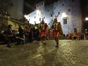 Setmana Santa 2019 a Girona. Sortida dels Manaies per lliurar el Pen&oacute;