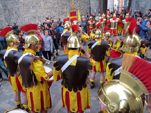 Setmana Santa 2019 a Girona. Sortida dels Manaies per lliurar el Penó