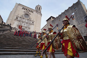 Setmana Santa 2019 a Girona. Sortida dels Manaies per lliurar el Penó
