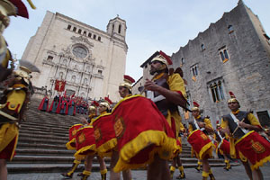 Setmana Santa 2019 a Girona. Sortida dels Manaies per lliurar el Penó