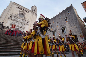 Setmana Santa 2019 a Girona. Sortida dels Manaies per lliurar el Penó